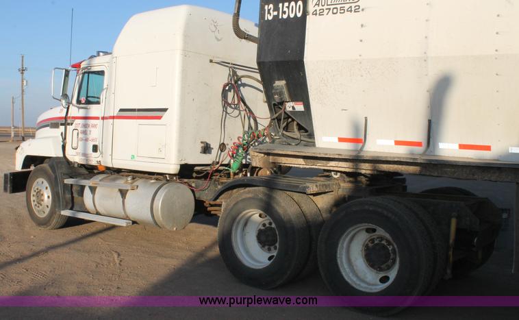 image for item H1605 1997 Mack CH613 semi truck