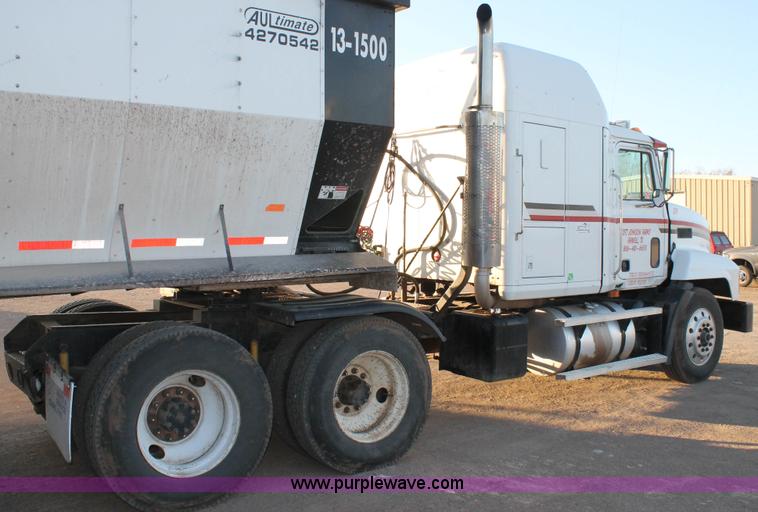 image for item H1605 1997 Mack CH613 semi truck