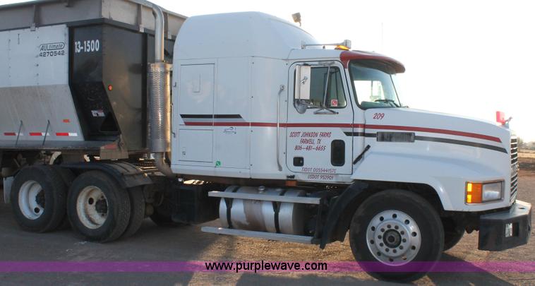 image for item H1605 1997 Mack CH613 semi truck