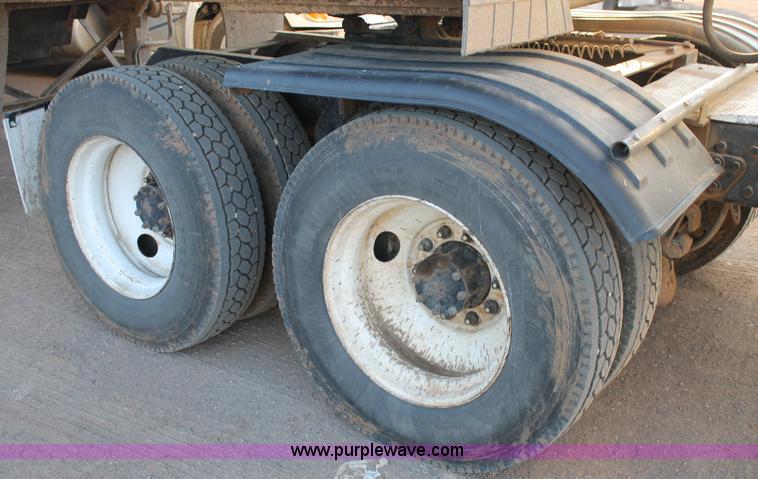 image for item H1605 1997 Mack CH613 semi truck