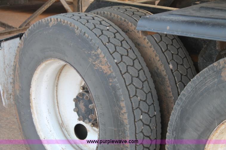 image for item H1605 1997 Mack CH613 semi truck