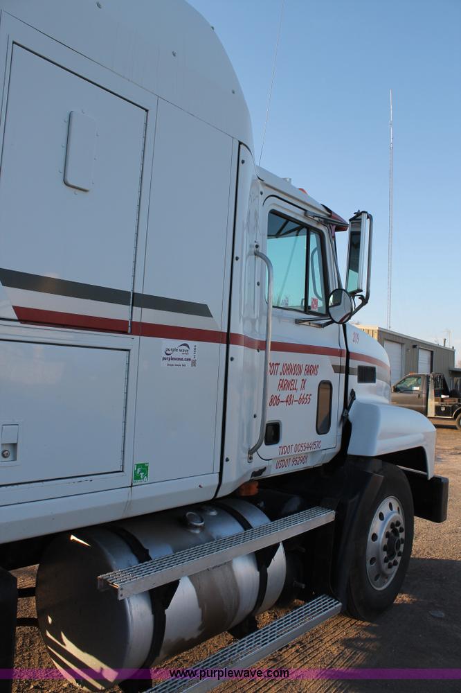 image for item H1605 1997 Mack CH613 semi truck
