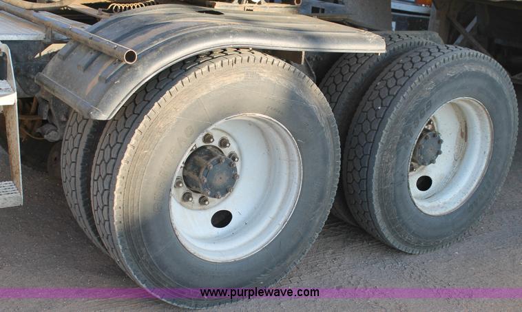 image for item H1605 1997 Mack CH613 semi truck