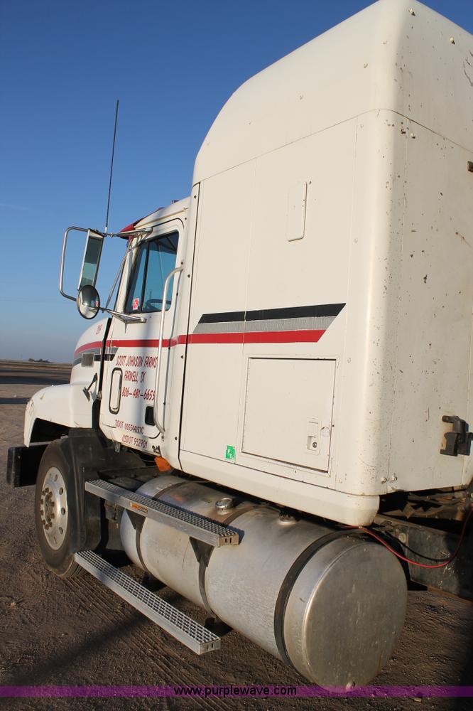 image for item H1605 1997 Mack CH613 semi truck