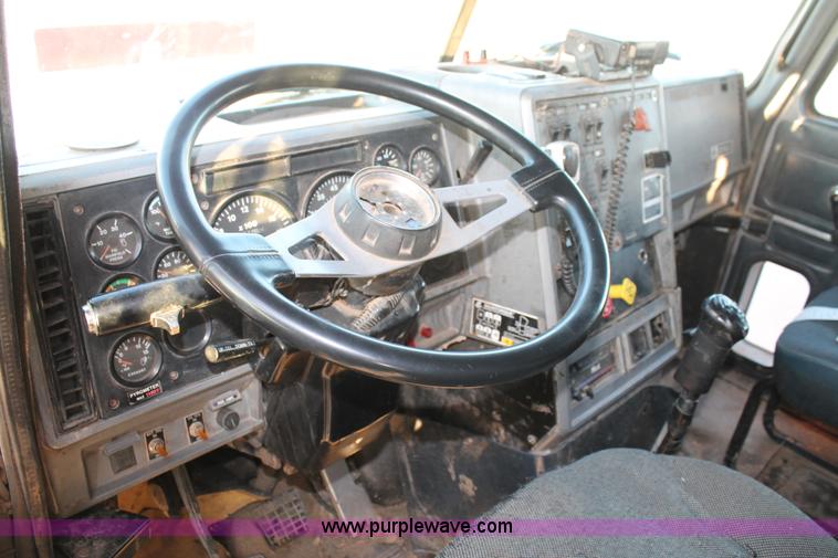 image for item H1605 1997 Mack CH613 semi truck