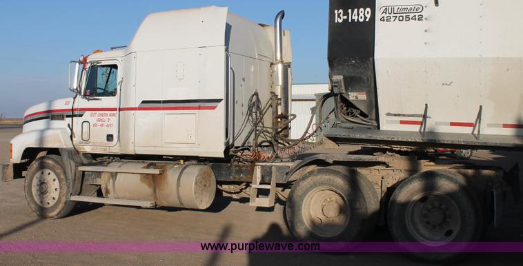 image for item H1606 1996 Mack CH613 semi truck