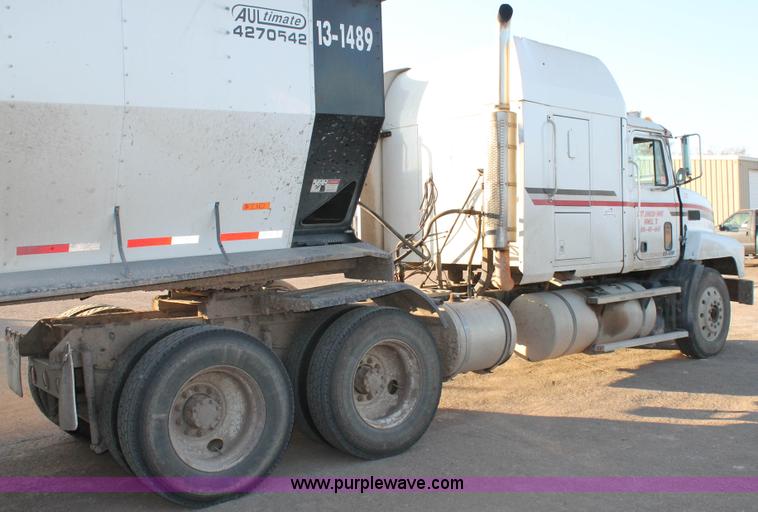 image for item H1606 1996 Mack CH613 semi truck