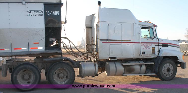 image for item H1606 1996 Mack CH613 semi truck