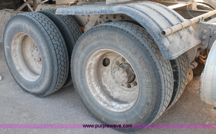 image for item H1606 1996 Mack CH613 semi truck