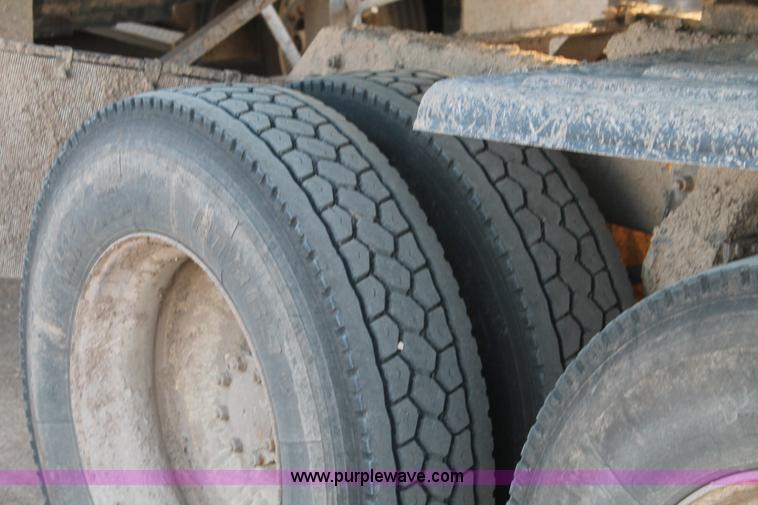 image for item H1606 1996 Mack CH613 semi truck