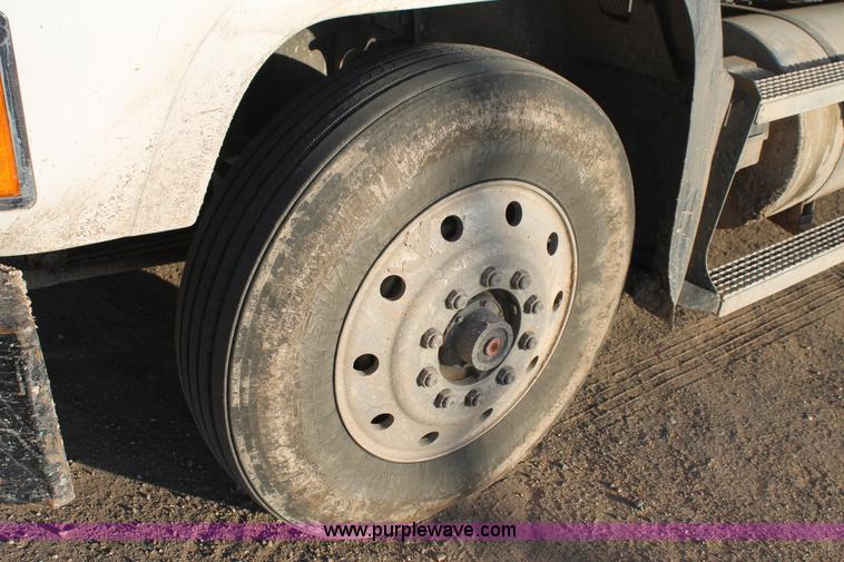 image for item H1606 1996 Mack CH613 semi truck