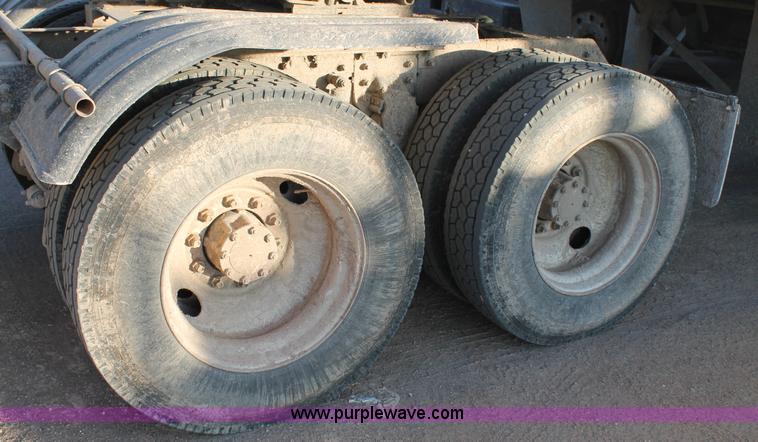 image for item H1606 1996 Mack CH613 semi truck