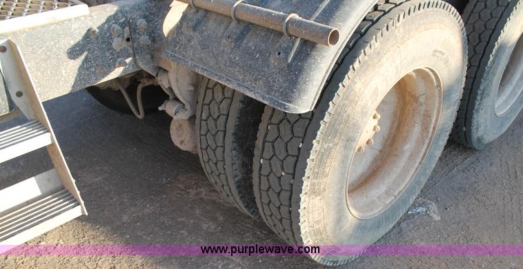 image for item H1606 1996 Mack CH613 semi truck