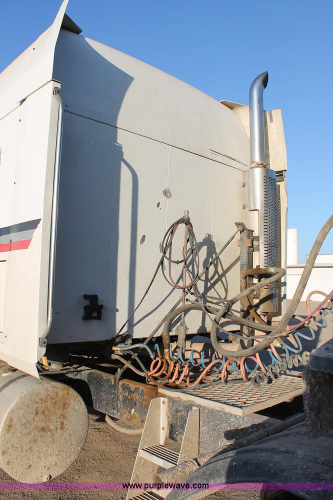 image for item H1606 1996 Mack CH613 semi truck