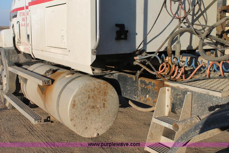 image for item H1606 1996 Mack CH613 semi truck