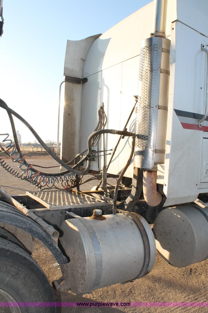 image for item H1606 1996 Mack CH613 semi truck