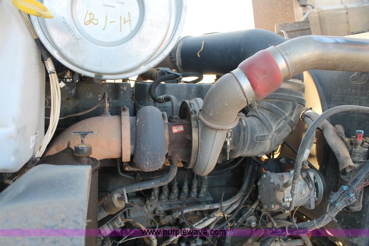 image for item H1606 1996 Mack CH613 semi truck