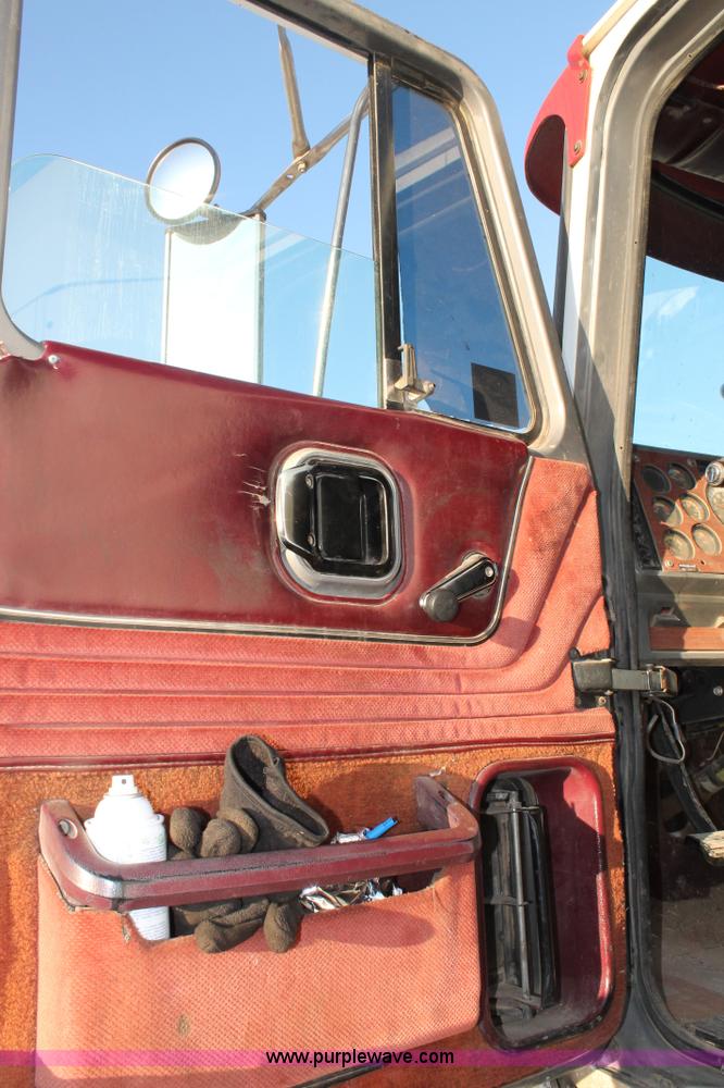 image for item H1606 1996 Mack CH613 semi truck