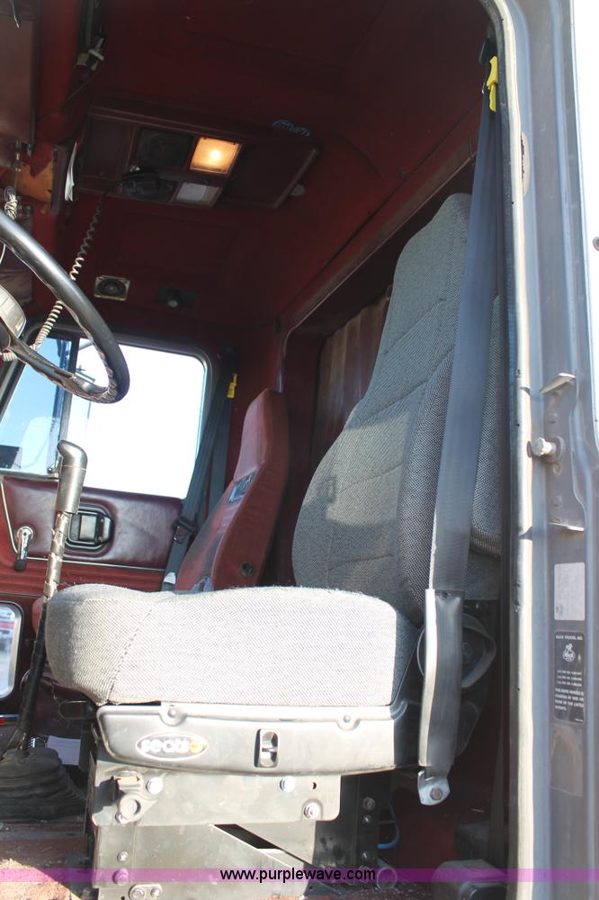 image for item H1606 1996 Mack CH613 semi truck