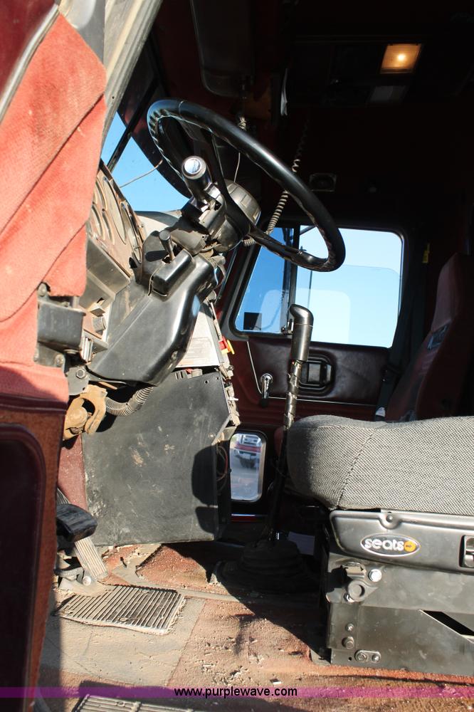 image for item H1606 1996 Mack CH613 semi truck