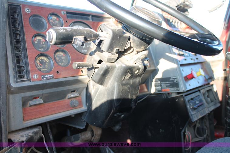 image for item H1606 1996 Mack CH613 semi truck