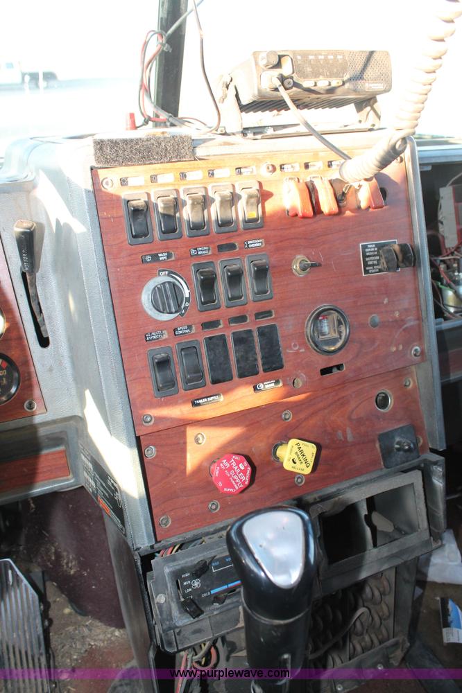 image for item H1606 1996 Mack CH613 semi truck