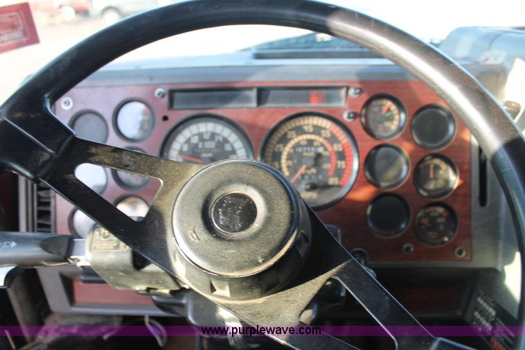 image for item H1606 1996 Mack CH613 semi truck