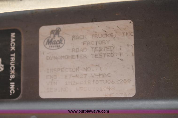 image for item H1606 1996 Mack CH613 semi truck