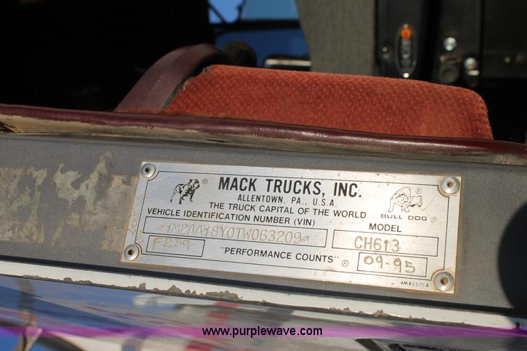 image for item H1606 1996 Mack CH613 semi truck