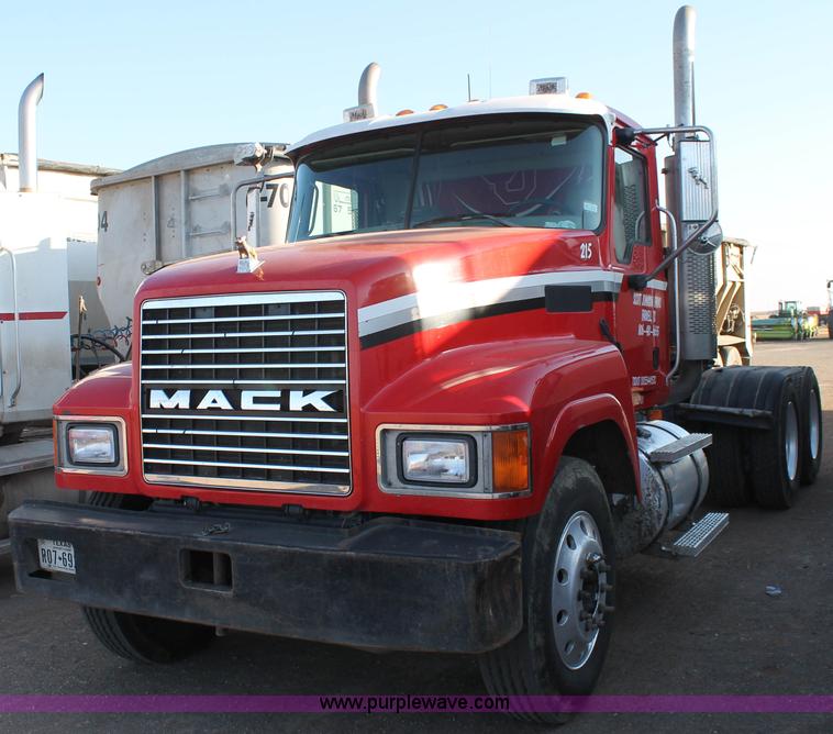 image for item H1610 2007 Mack CHN613 semi truck
