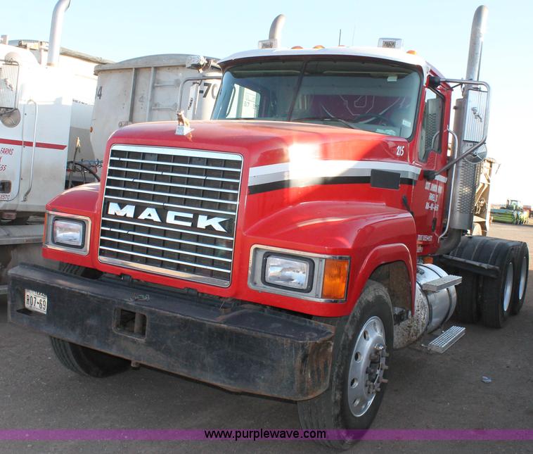 image for item H1610 2007 Mack CHN613 semi truck