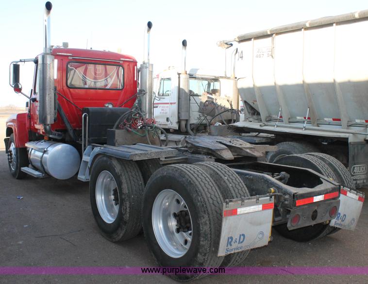 image for item H1610 2007 Mack CHN613 semi truck