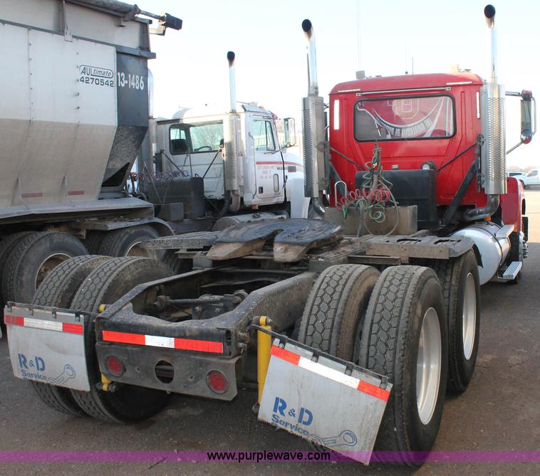 image for item H1610 2007 Mack CHN613 semi truck