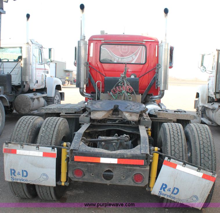 image for item H1610 2007 Mack CHN613 semi truck