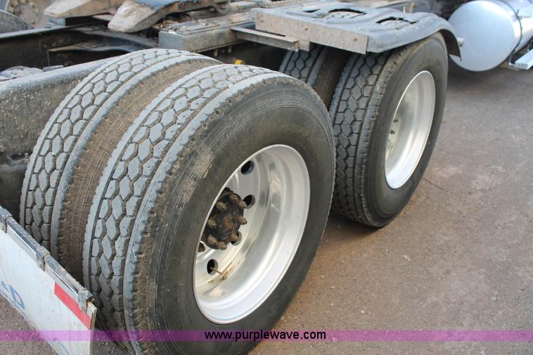 image for item H1610 2007 Mack CHN613 semi truck