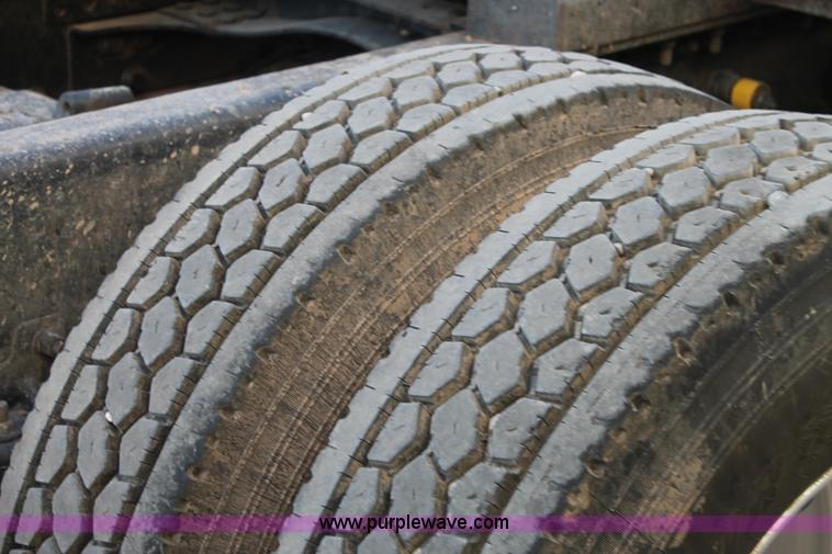 image for item H1610 2007 Mack CHN613 semi truck