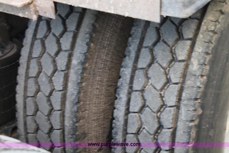 image for item H1610 2007 Mack CHN613 semi truck