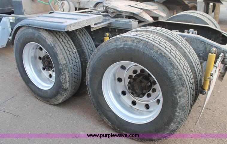 image for item H1610 2007 Mack CHN613 semi truck