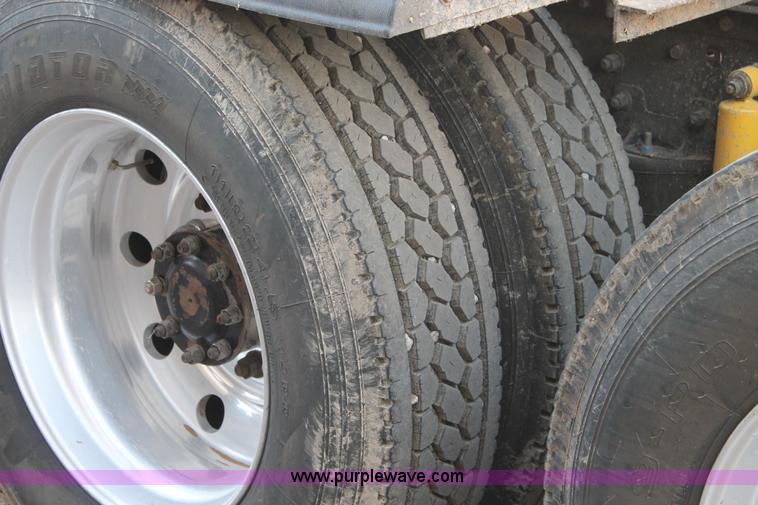 image for item H1610 2007 Mack CHN613 semi truck