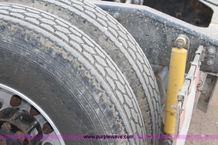 image for item H1610 2007 Mack CHN613 semi truck