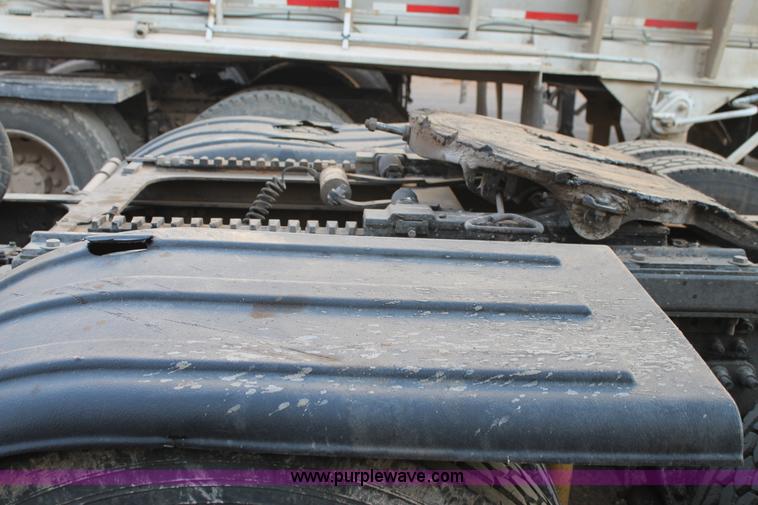 image for item H1610 2007 Mack CHN613 semi truck