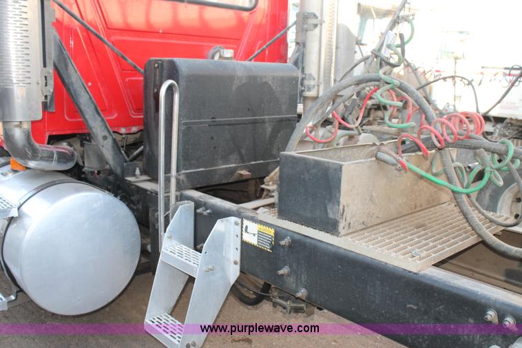 image for item H1610 2007 Mack CHN613 semi truck