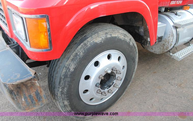 image for item H1610 2007 Mack CHN613 semi truck