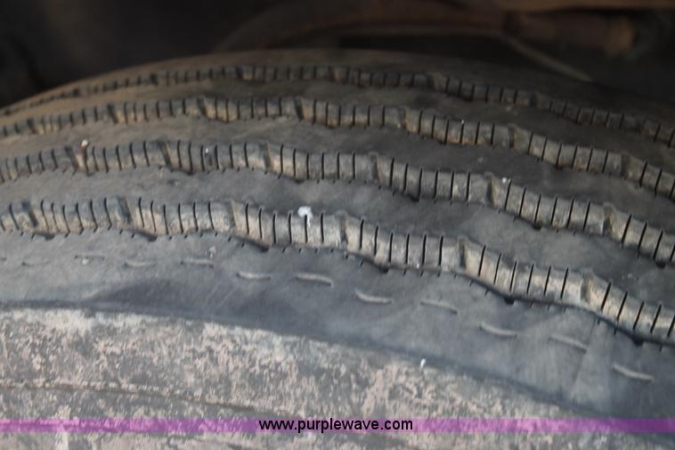 image for item H1610 2007 Mack CHN613 semi truck