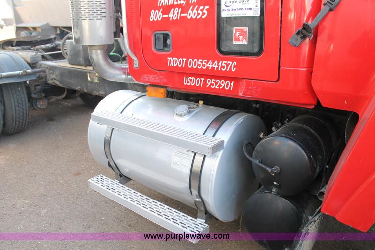 image for item H1610 2007 Mack CHN613 semi truck