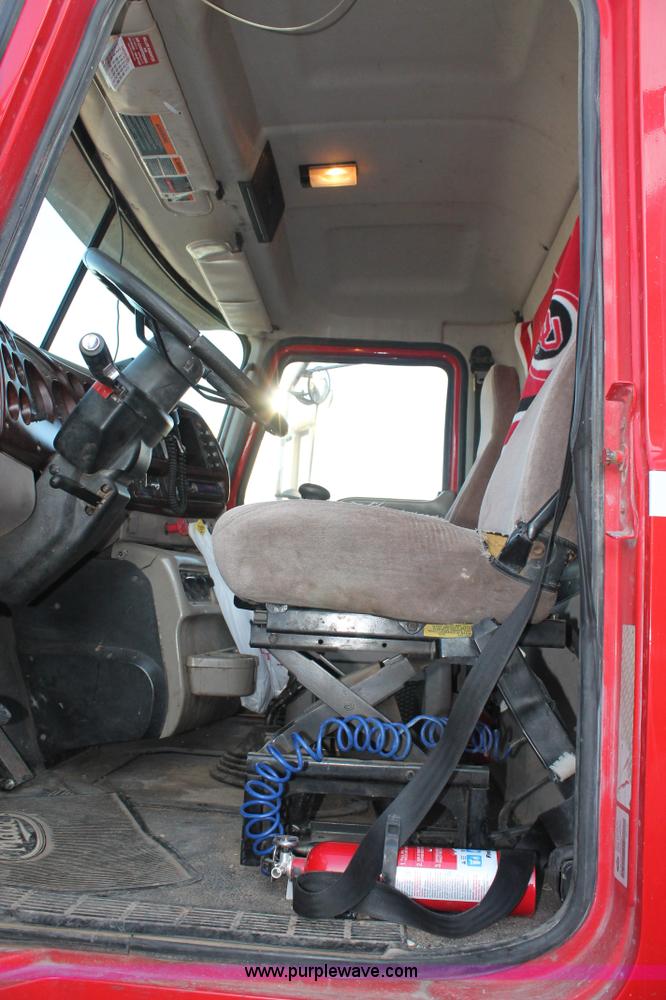 image for item H1610 2007 Mack CHN613 semi truck