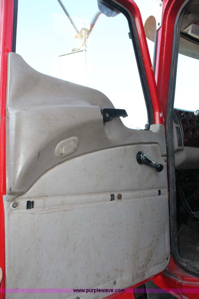 image for item H1610 2007 Mack CHN613 semi truck