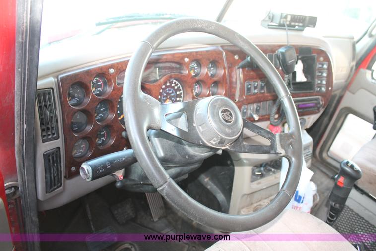 image for item H1610 2007 Mack CHN613 semi truck