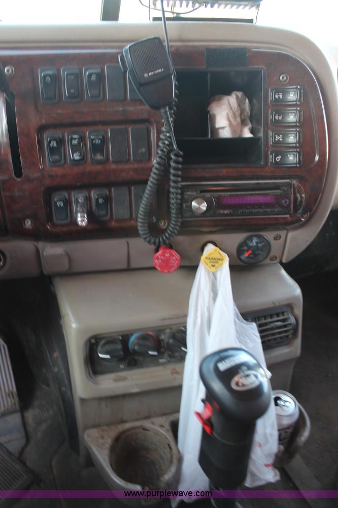 image for item H1610 2007 Mack CHN613 semi truck