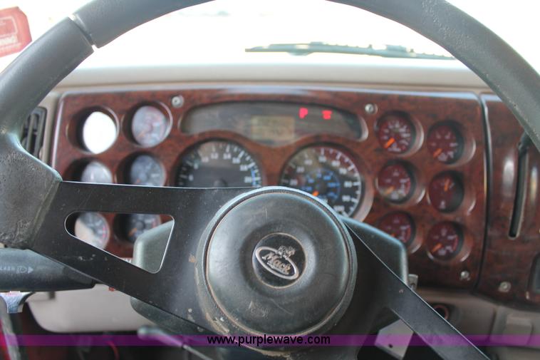 image for item H1610 2007 Mack CHN613 semi truck